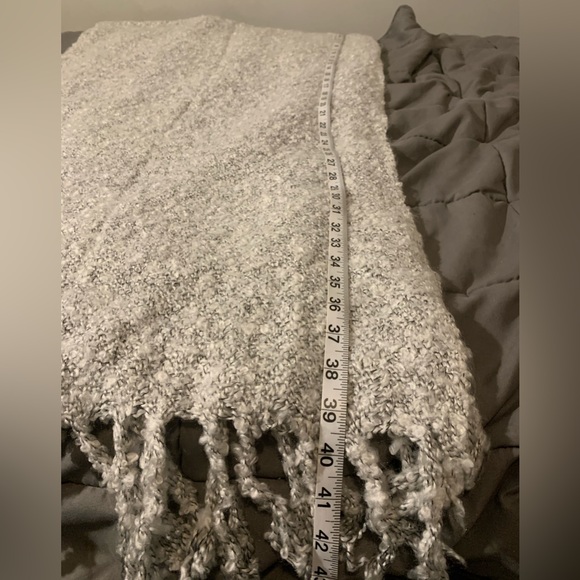 Nice soft chunky blanket scarf with fringe - Picture 10 of 10